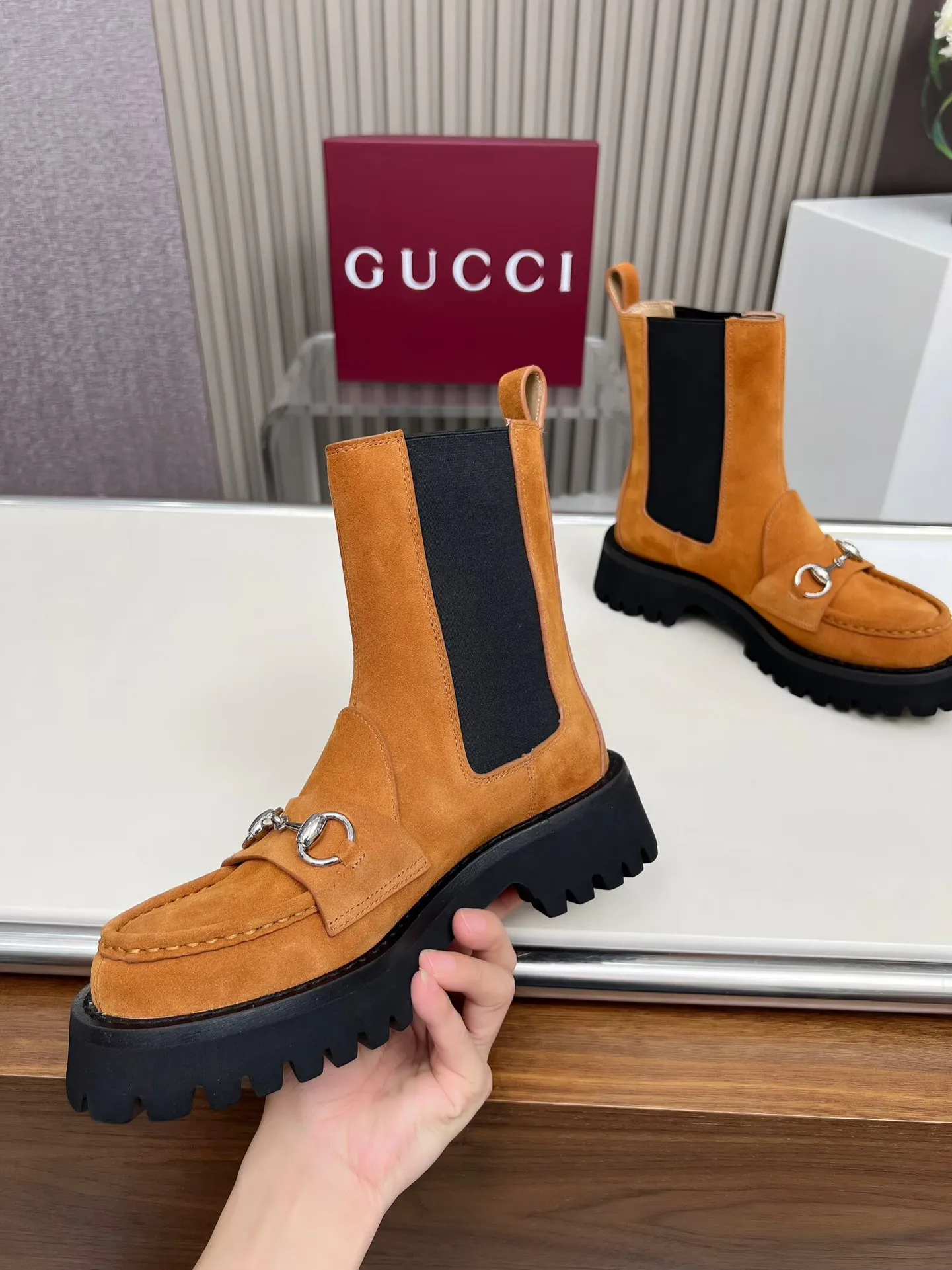 👟👟Ex-factory price 640👟👟 New version of Gucci GUCCI hot sale✅Ankle boots 🎉Very easy to match👍Elastic design on both sides [strong] Easy to put on and take off, especially retro British style, Gucci buckle decoration on the front💎LOGO✅ Fabric: imported cowhide 🐂High mercerized velvet, lining/foot: cow lining Color: black caramel color Brown 3 colors optional Number of yards: 35-42 {2 heads need to be customized} Heel height: 5cm Packing: Comes with card and cloth bag.
